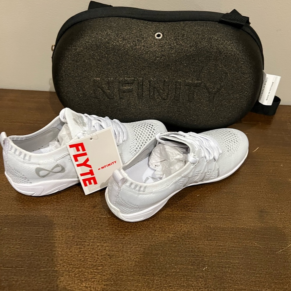 Nfinity flyte cheer sneakers youth 3